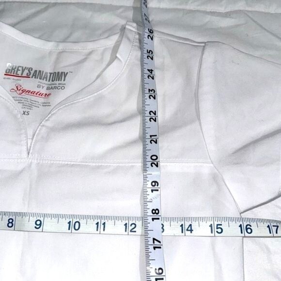 Greys Anatomy By Barco Signature White Scrub Top XS Short Sleeve V-Neck Womens U - Picture 6 of 6
